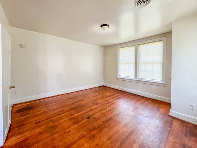 Building Photo - 302 Elm St