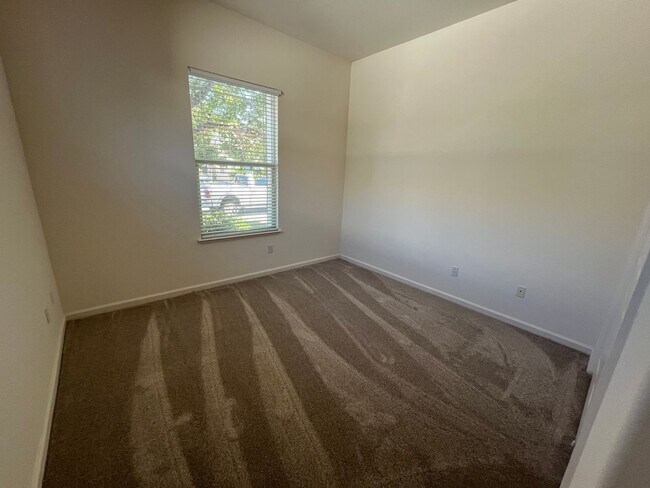 Foto del edificio - 4BR | 2BA | 2060SF | 3 Car Garage - Tenant...