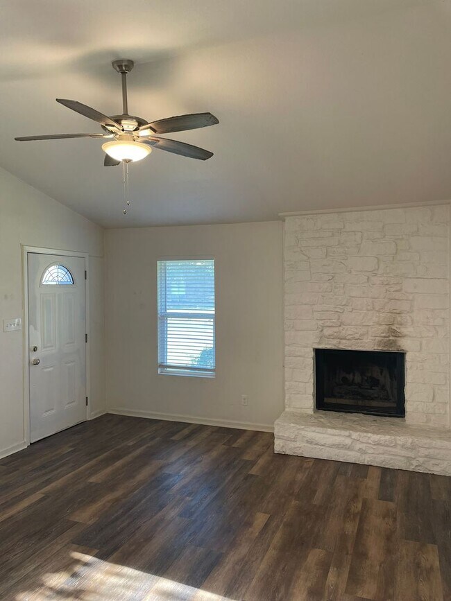 Building Photo - Fagelman Properties #11 (8801 Pineridge Dr)