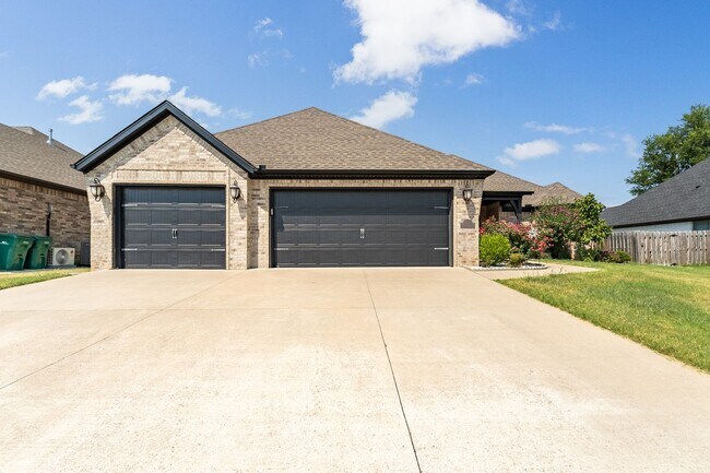Foto del edificio - Luxury Living in Bentonville: Modern 4 Bed, 3 Bath Home with Fenced Yard