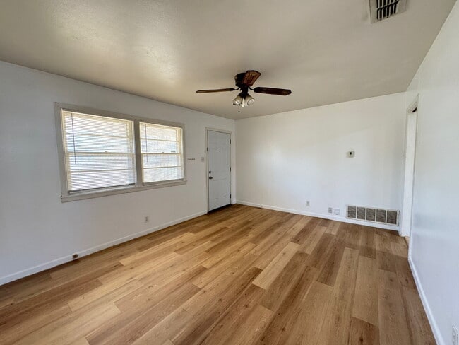 Building Photo - Cozy 2/1 Single-Family Home with Fresh Floors & 1-Car Garage