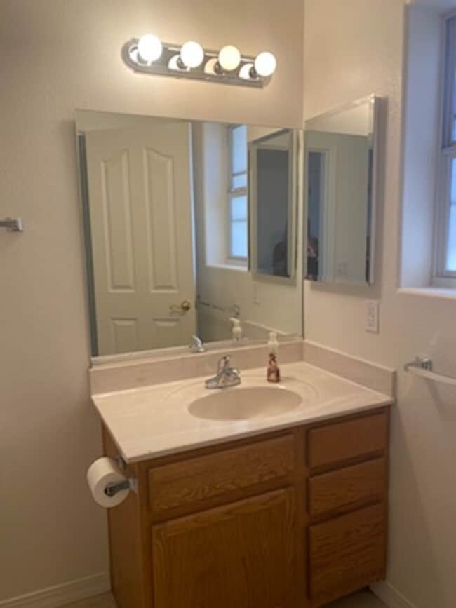 Building Photo - 3 Bedroom 2 Bathroon Home