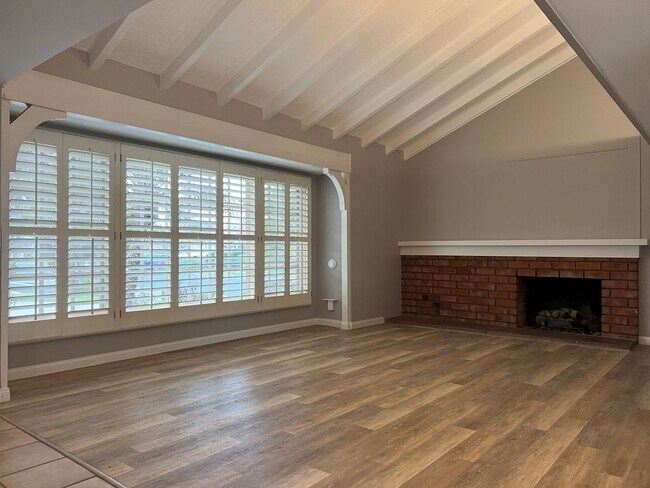 Building Photo - Wonderful 3 Bed 2 Bath House in Los Alamitos!