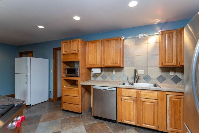 Building Photo - Luxury Mountain View Home in D20