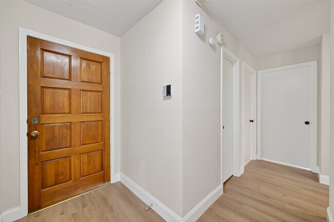 Building Photo - 5530 Oak Falls Dr