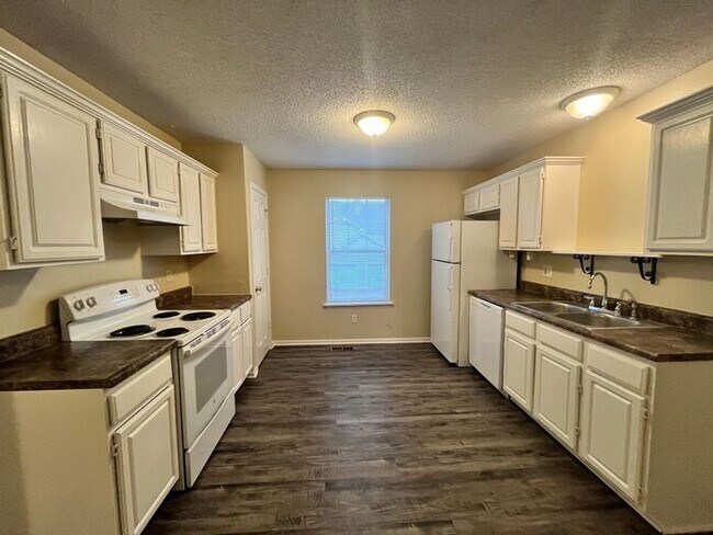 Building Photo - Spacious 3-Bed/2-Bath/1-Car Townhouse in P...