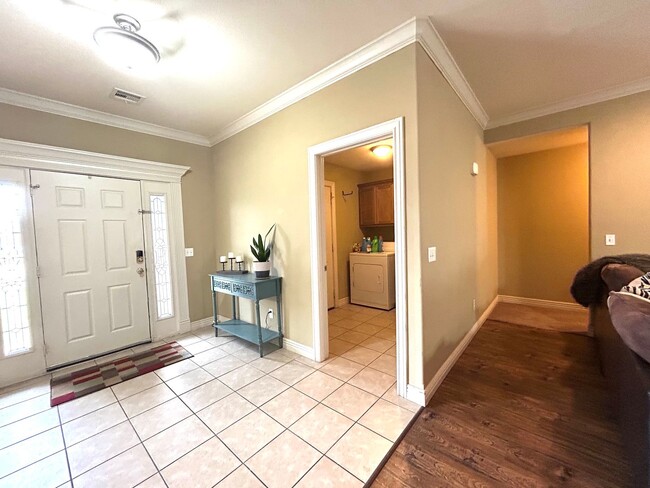 Building Photo - 4 Bedroom 2 Bathroom home