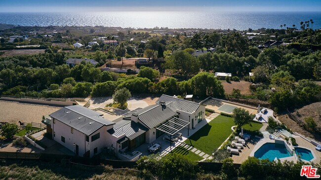 Foto del edificio - 29685 Cuthbert Rd