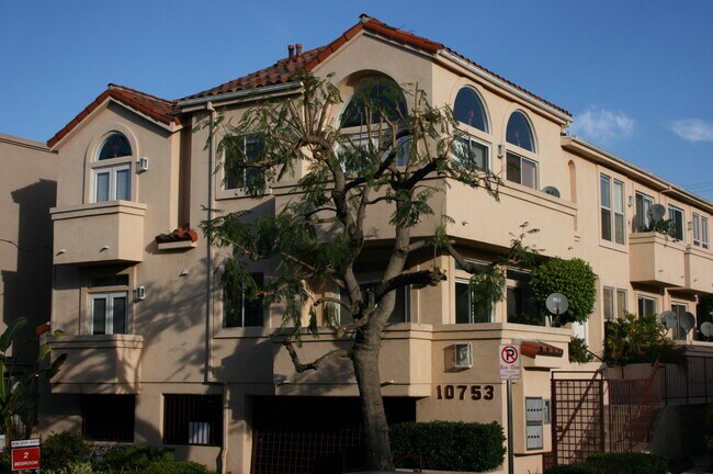 Building Photo - 10753 Blix St