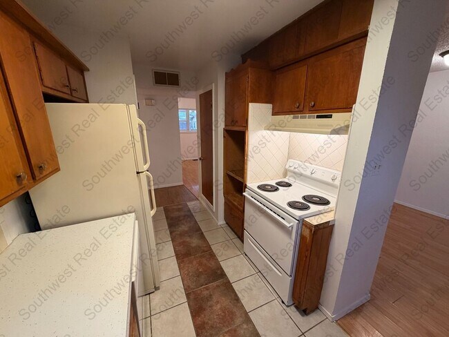 Building Photo - Cute 3 bedroom 2 bath brick home.