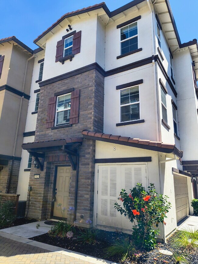 Foto del edificio - Charming 2 Bed, 2.5 Bath Home in Prime Fremont Location
