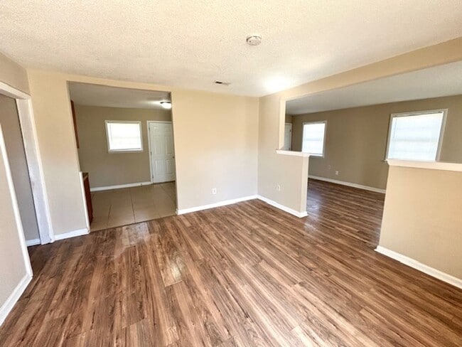 Building Photo - THREE BEDROOM HOME - CLOSE TO ALABAMA A&M