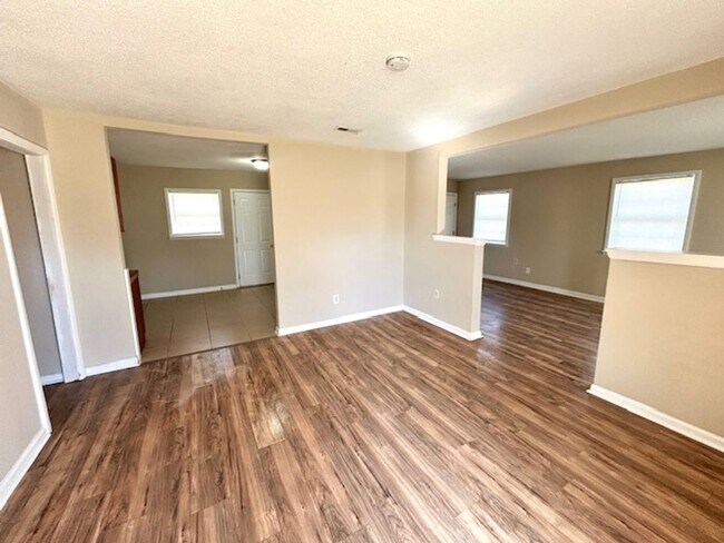 Foto del edificio - THREE BEDROOM HOME - CLOSE TO ALABAMA A&M