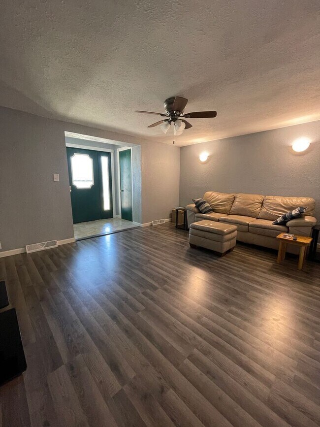 Foto del edificio - Three Bedroom House Near Campus