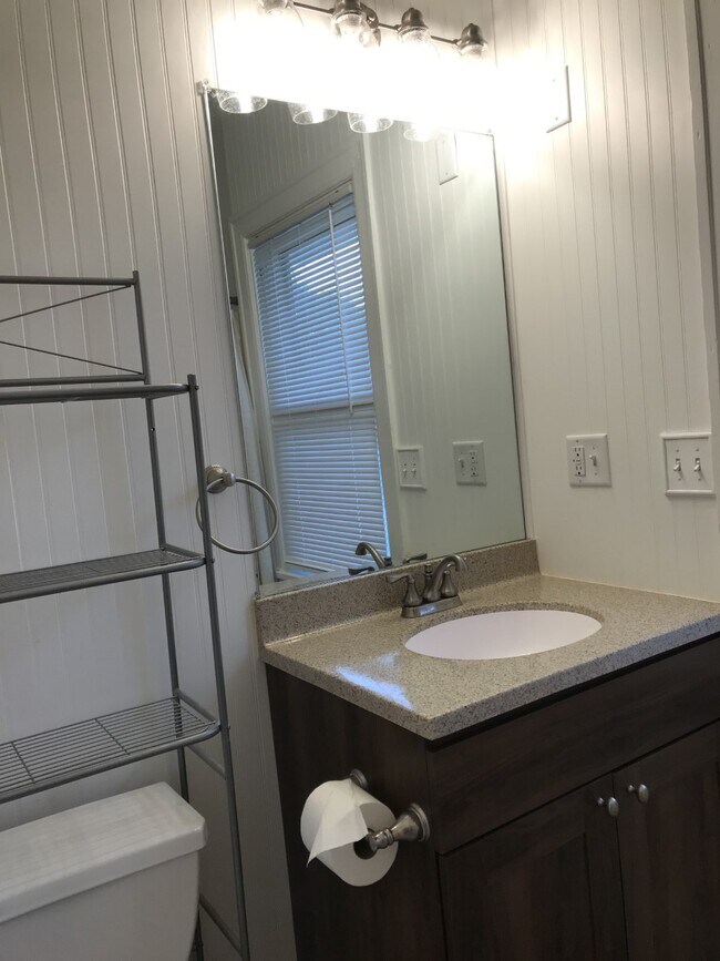 bathroom - 904 N Broadway St