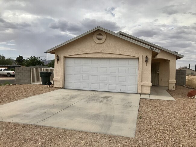 Building Photo - Don't miss out on this great 3 bed, 2 bath...