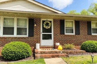 Building Photo - 903 Country Terrace