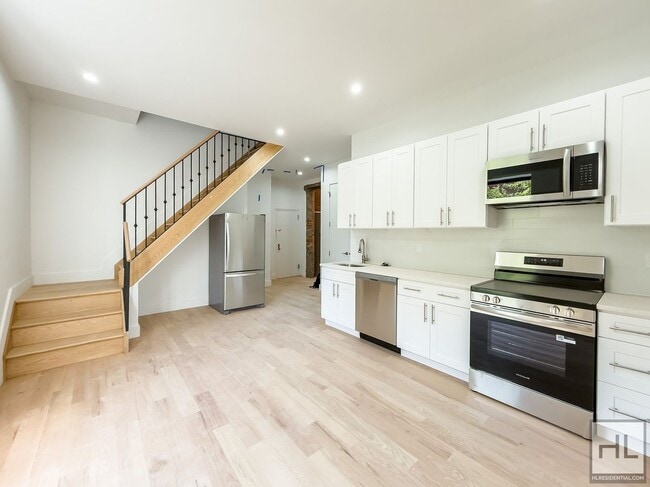 Foto del edificio - Expansive Sun-drenched Bed-Stuy 7 Bed 3-Ba...