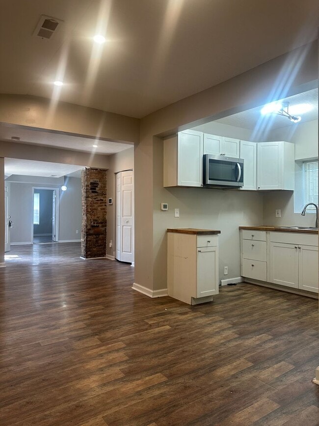 Building Photo - 3 Bedroom 2 Bathroom House for Rent on the...