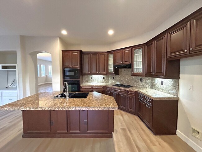 Building Photo - Via Mazatlan  Corona, 92882  (3 bed, 3 bath)