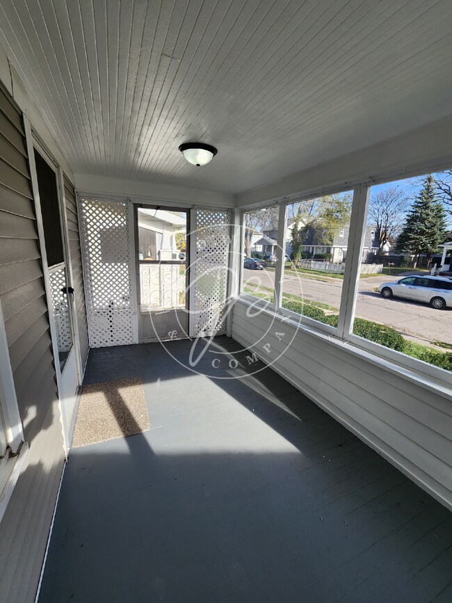 Foto del edificio - 2 bedroom with bonus partially finished basement in West Toledo