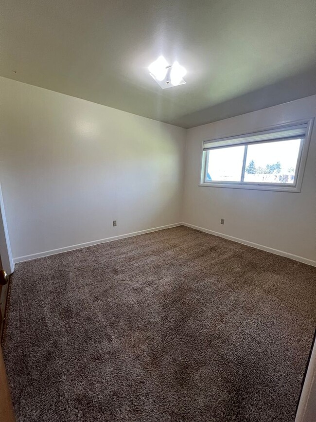 Building Photo - 2 Bedroom, 1 Bathroom Duplex