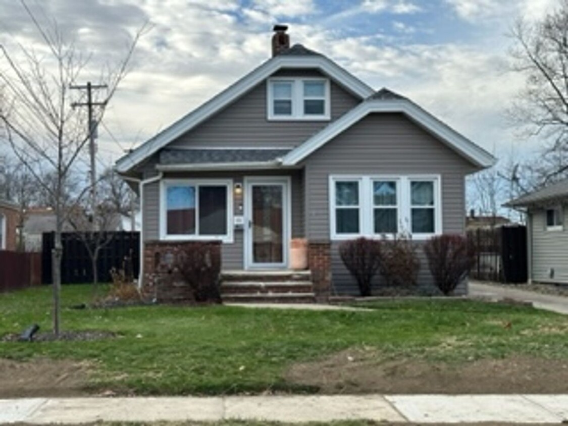 Primary Photo - Mayfield Heights Two bedroom/two bath, clo...