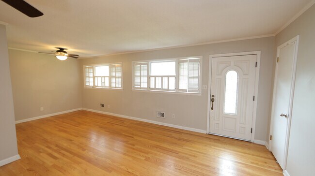 Building Photo - 3804 Vesta Dr