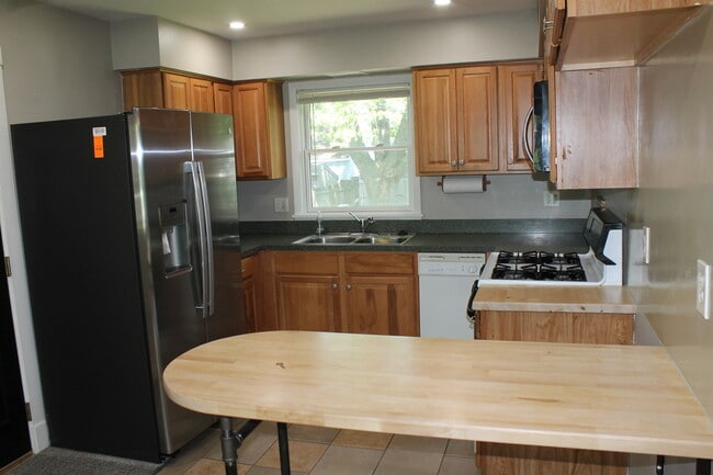 Building Photo - 63 Holly Dr