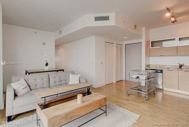 Building Photo - 1 br, 1 bath  - 3180 Coral Way Apt 807