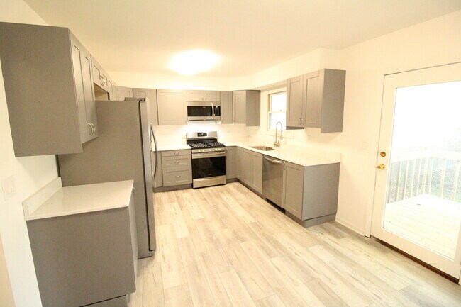 Building Photo - 3 Deerpath Rd