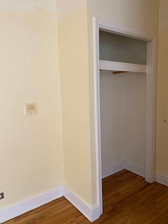 Entry Closet - 4930 N Kedzie Ave