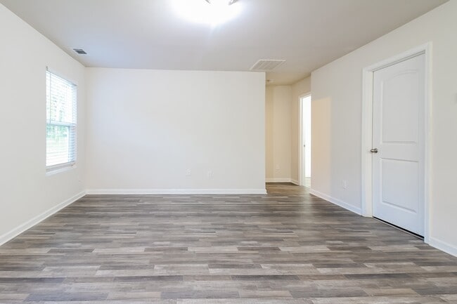Building Photo - 163 Evvalane Dr
