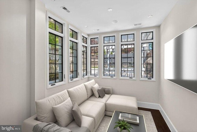 Foto del edificio - 3019 Dent Pl NW