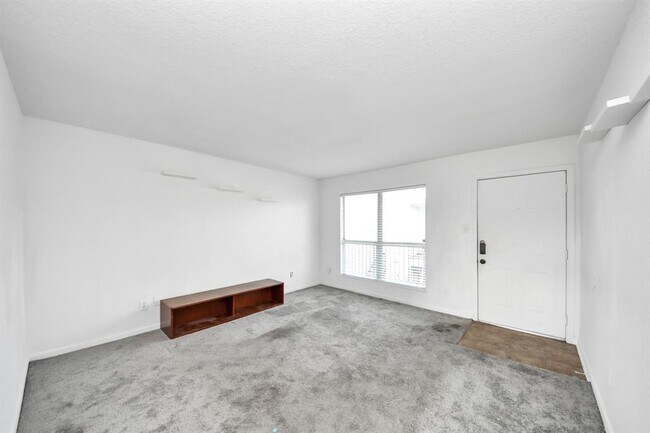 Foto del edificio - 8100 Creekbend Dr
