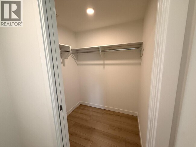 Photo du bâtiment - 6468-6468 Willingdon Ave
