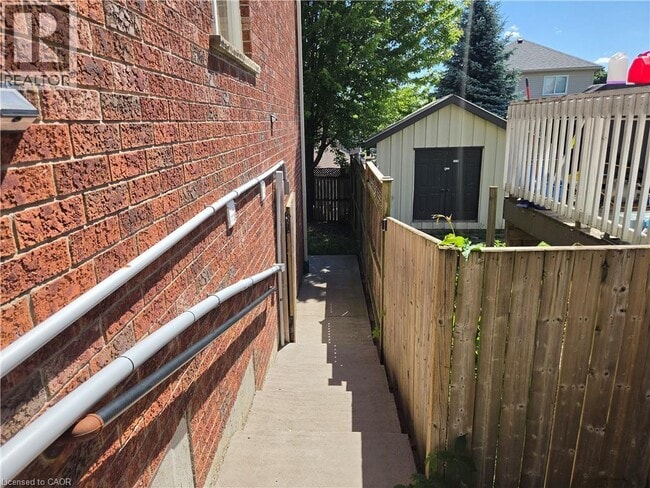 Building Photo - 709 Windflower Crescent