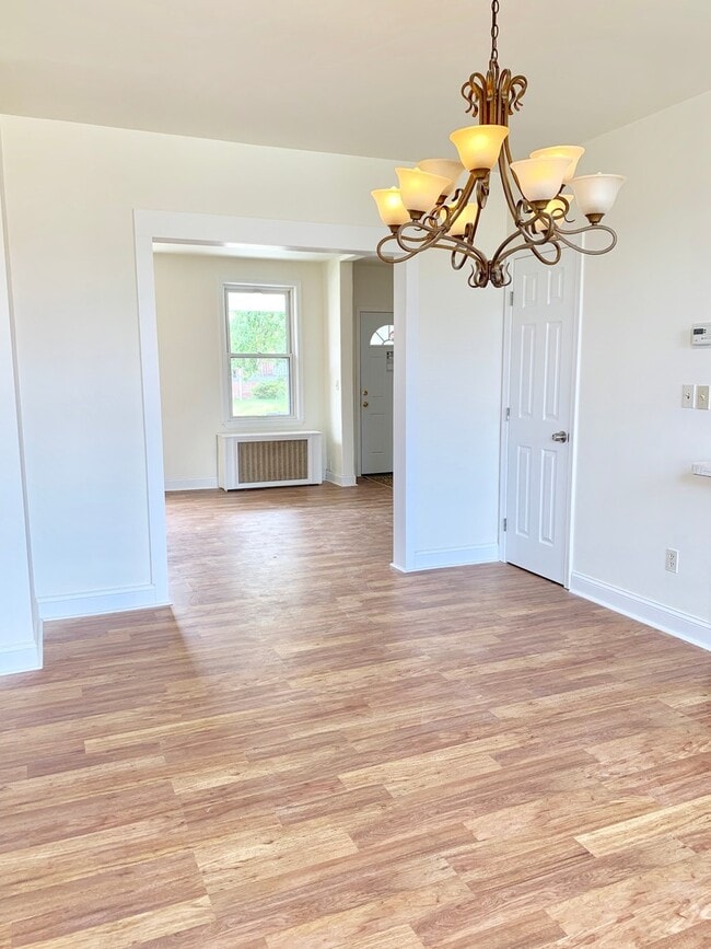 Building Photo - Bright Porch Front Home in East Baltimore