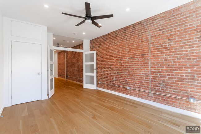 Building Photo - 309 E 10th St
