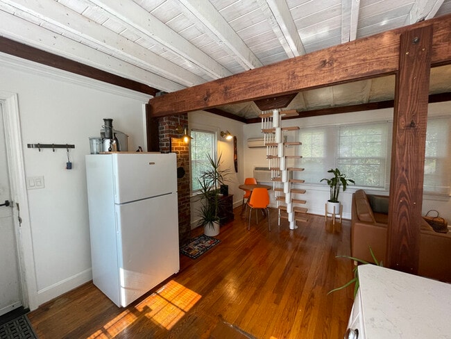 Building Photo - Exquisite lofted studio