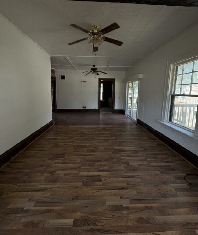 Building Photo - 408 E 4th St