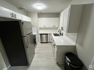 Building Photo - 2116 Cambridge Dr