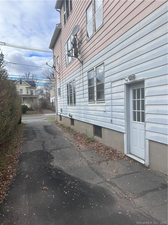 Building Photo - 34 Oakwood Ave