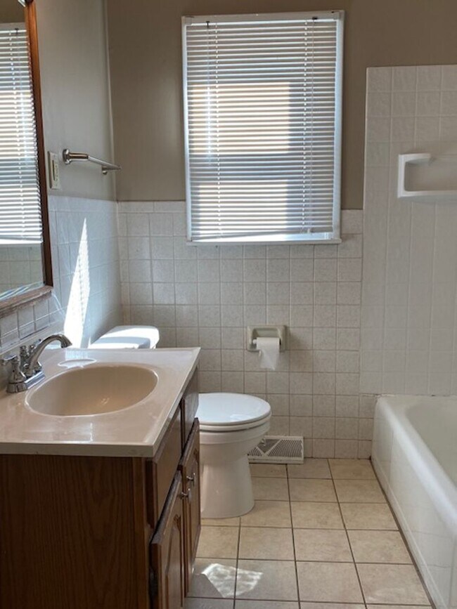 Foto del edificio - Great Central Location and spacious living...