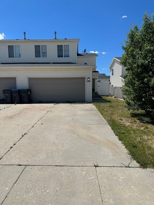 Primary Photo - 3 BEDROOM, 2.5 BATHROOM SOUTH PARK TWINHOM...