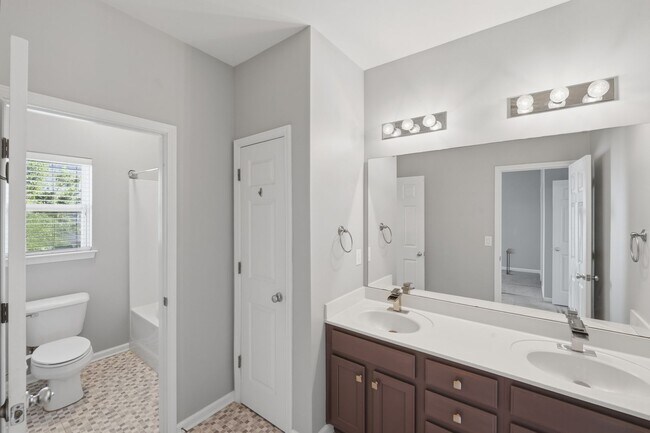 Foto del edificio - Beautiful 2-Story Condo with Loft & Private Terrace!