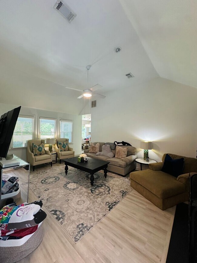 Foto del edificio - 103 Meadow Creek Dr