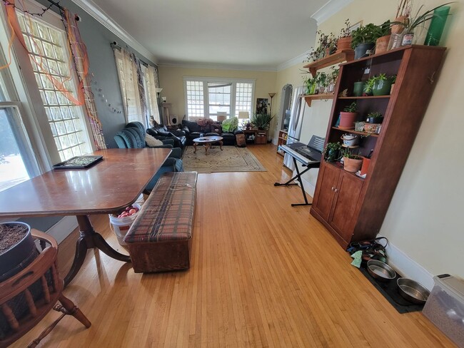 Foto del edificio - AVAILABLE SEPTEMBER - 3 Bed 2.5 Bath w/ Ga...