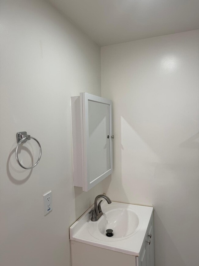 Foto del edificio - 6624 1/2 Blewett Ave