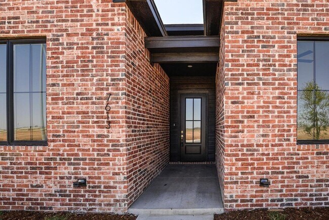 Foto del edificio - Available Now! Show Stopping New Construct...